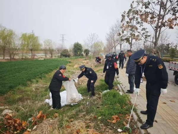 淮南經(jīng)開區(qū)清理沿路垃圾為城市“洗臉梳妝”！