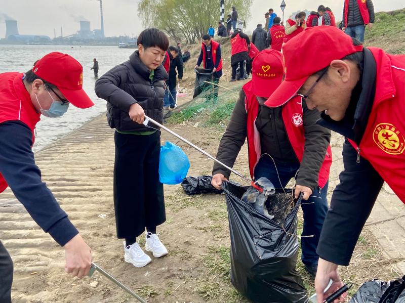 保護母親河，清潔水源地——淮南市生態(tài)環(huán)境局組織黨員干部職工開展學(xué)雷鋒主題黨日活動